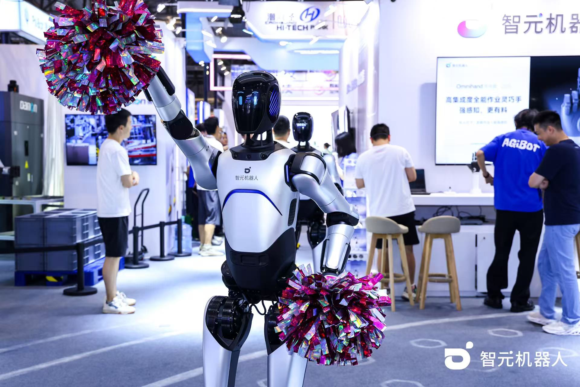 350vip浦京机器人 WAIC 首日展台火爆，机器人家族集体打工忙不停